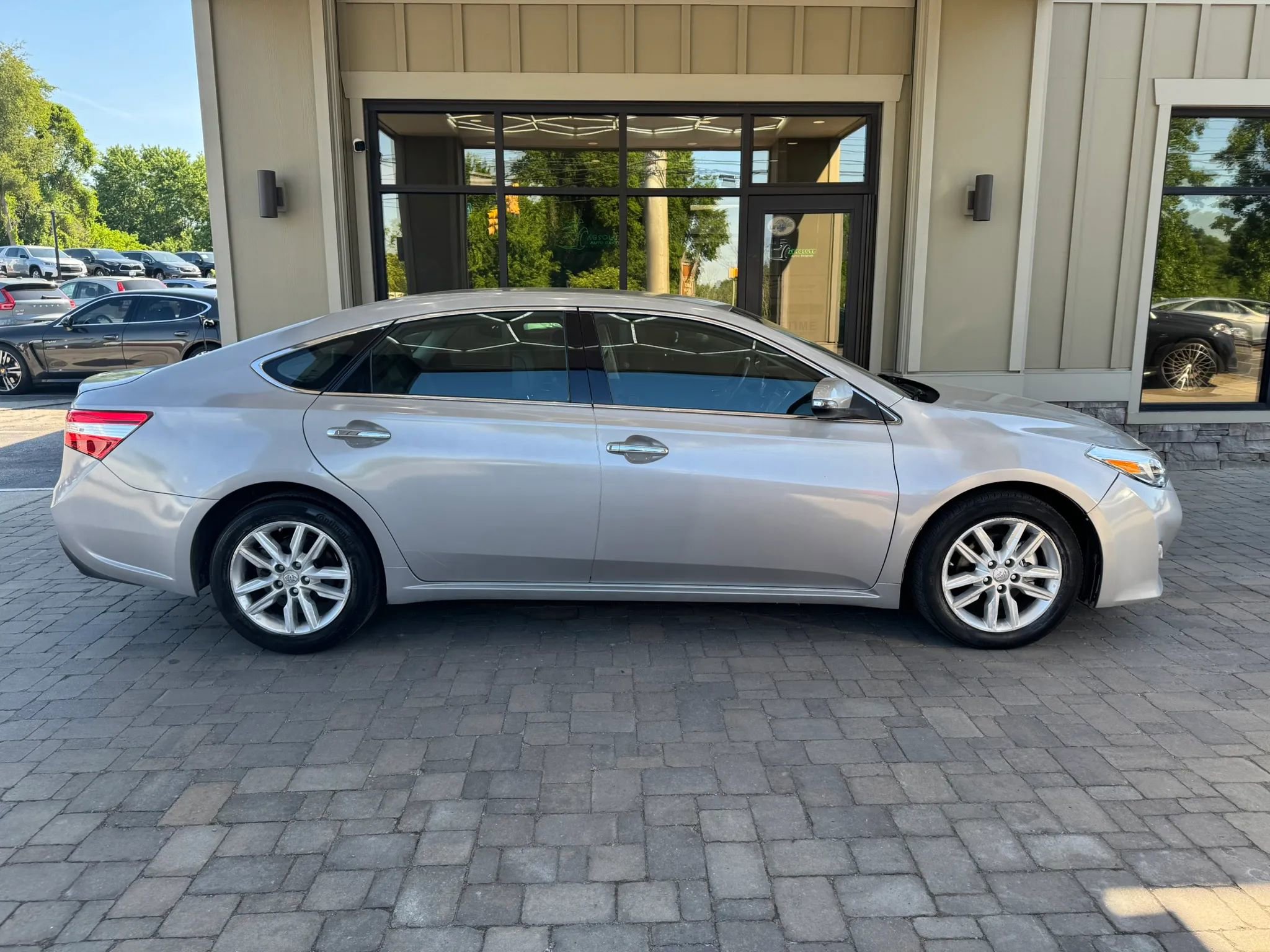 Used 2013 Toyota Avalon XLE FWD image 8