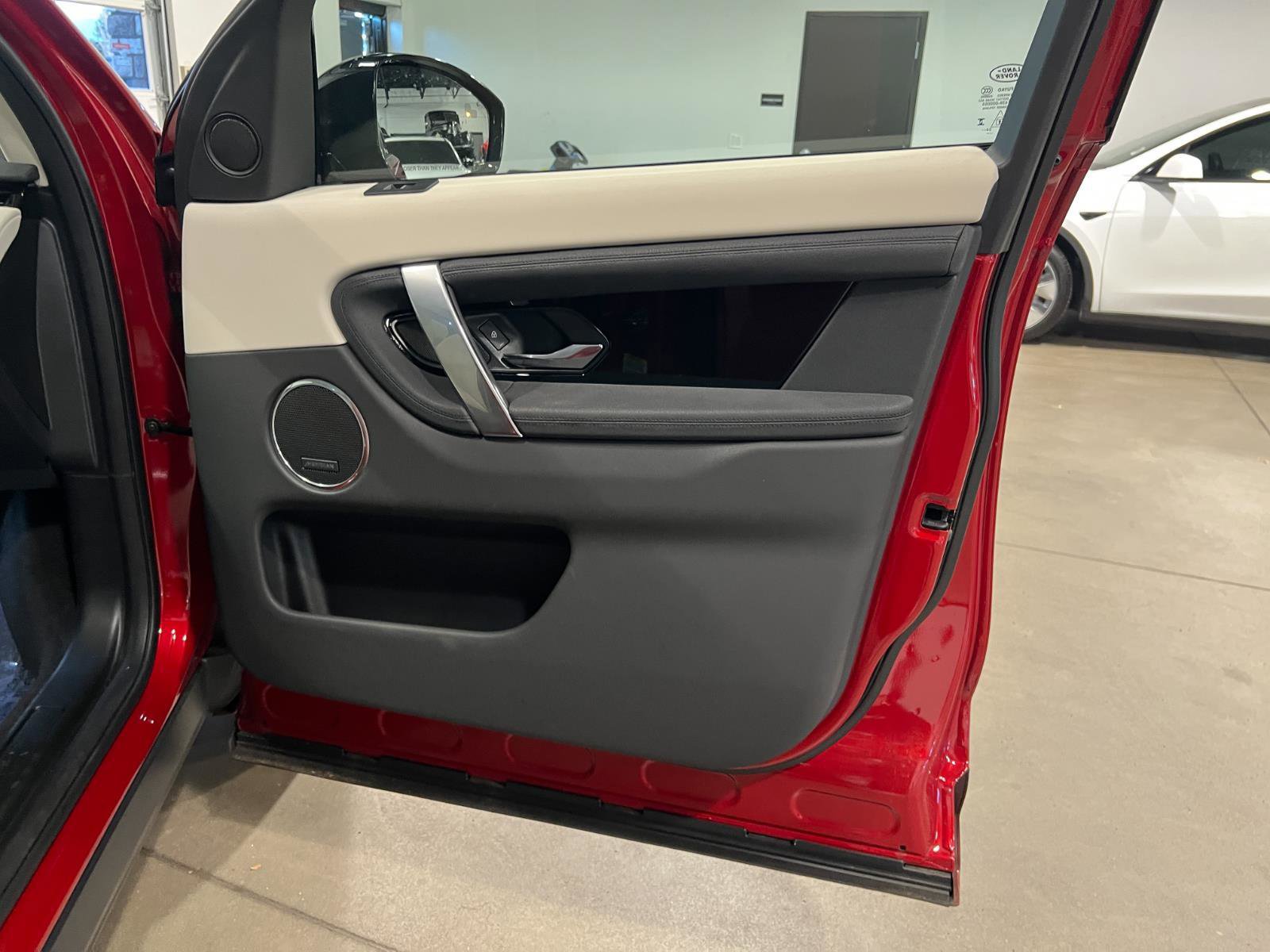 Used 2025 Land Rover Discovery Sport S image 38