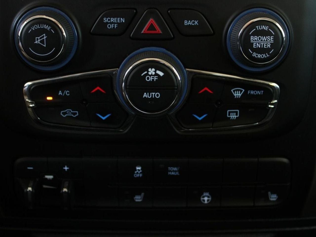 Used 2020 RAM 1500 Classic SLT w/ Luxury Group AWD/4WD image 30