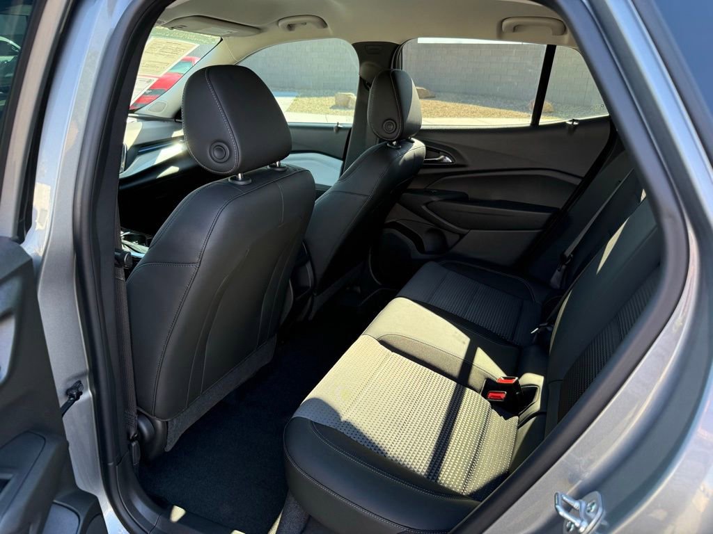 Certified 2025 Chevrolet Trax LT w/ LT Convenience Package image 18