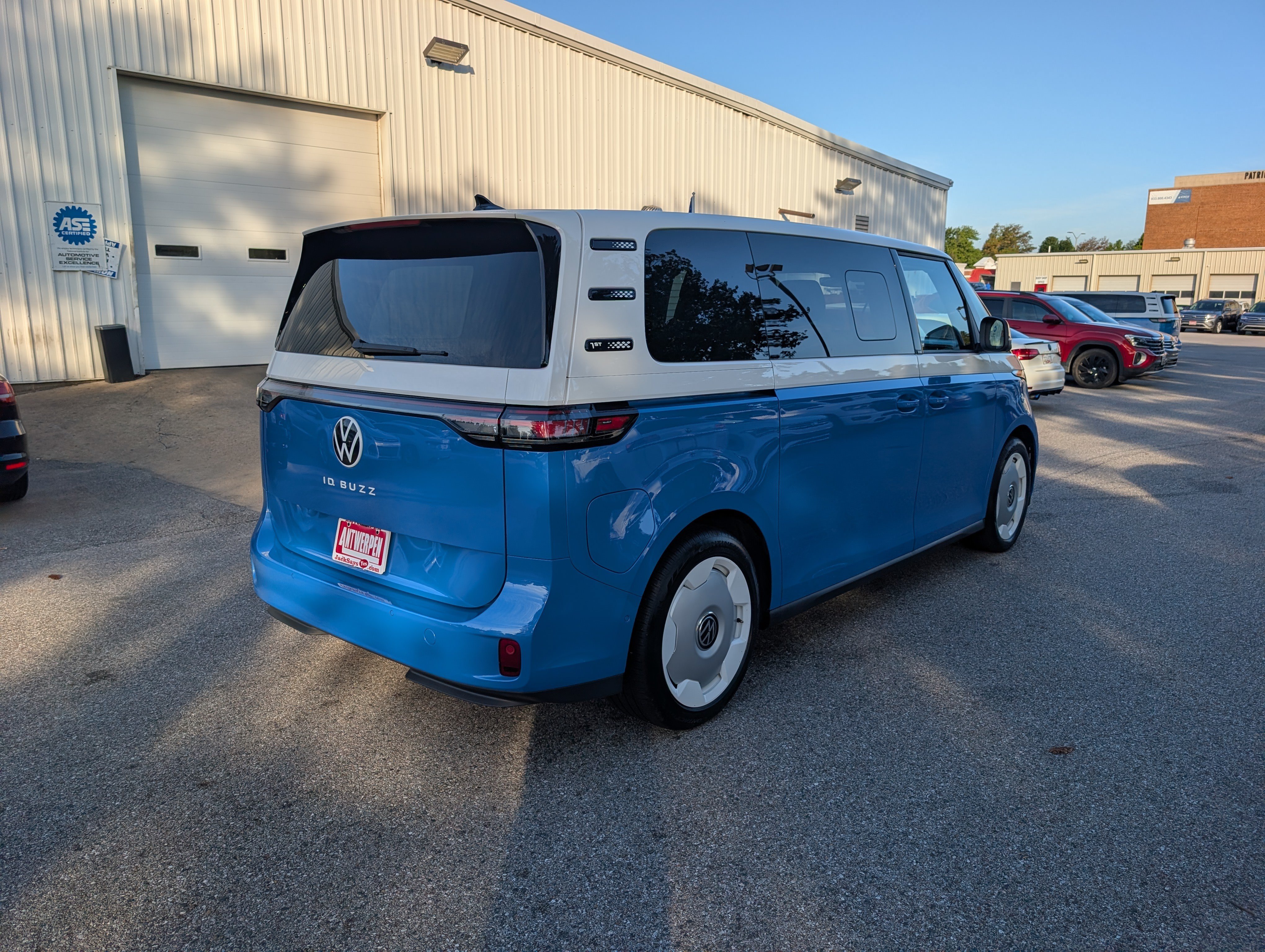 Used 2025 Volkswagen ID. Buzz 1st Edition RWD image 3
