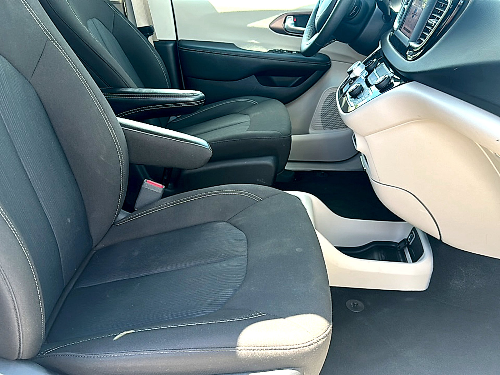 Used 2023 Chrysler Voyager LX FWD image 24
