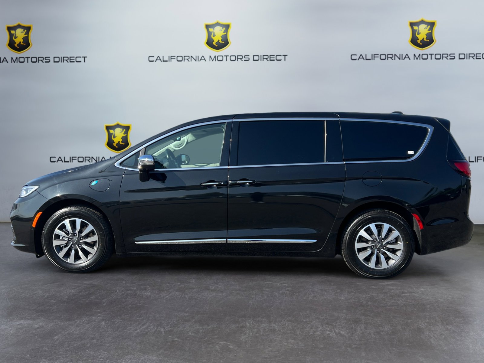 Used 2022 Chrysler Pacifica Limited w/ Uconnect Theater Family Group image 2