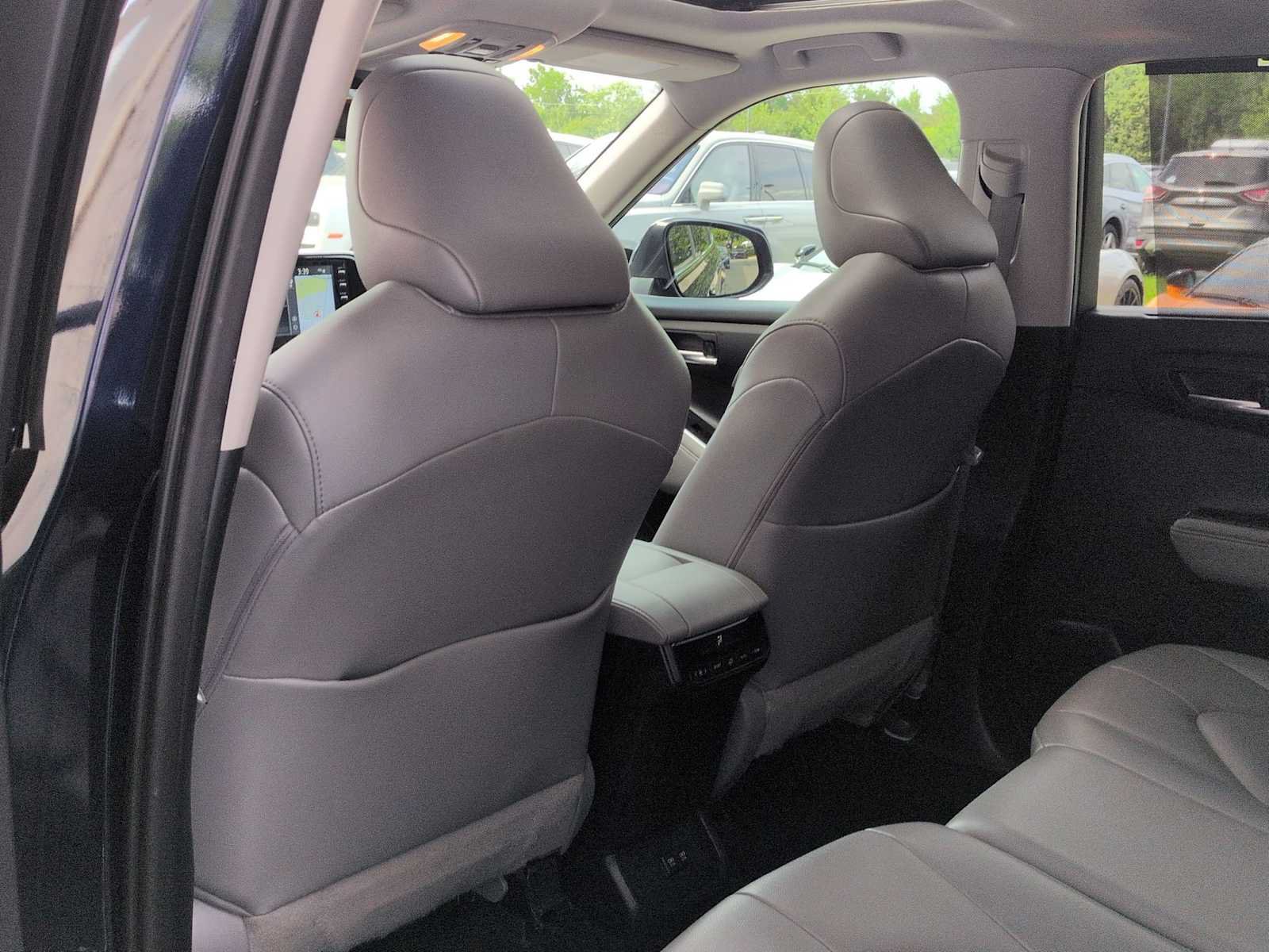 Used 2021 Toyota Highlander XLE AWD/4WD image 19