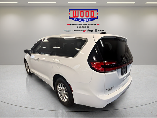 New 2027 Chrysler Pacifica Select FWD image 4