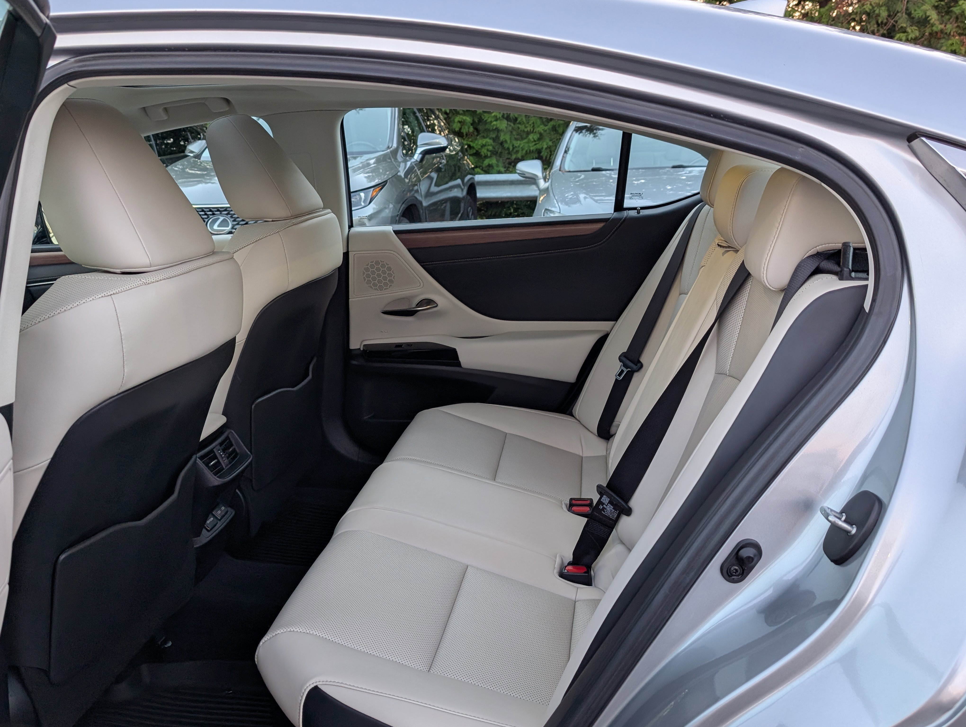 Certified 2025 Lexus ES 300h w/ Premium Package image 14