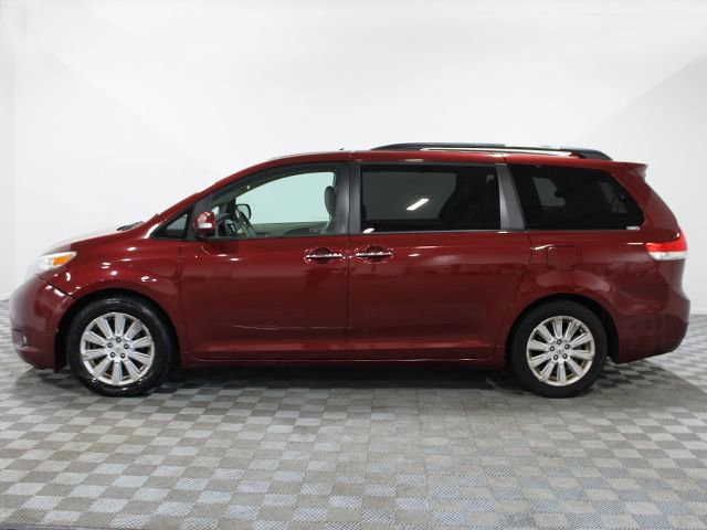 Used 2013 Toyota Sienna Limited w/ Premium Pkg FWD image 3