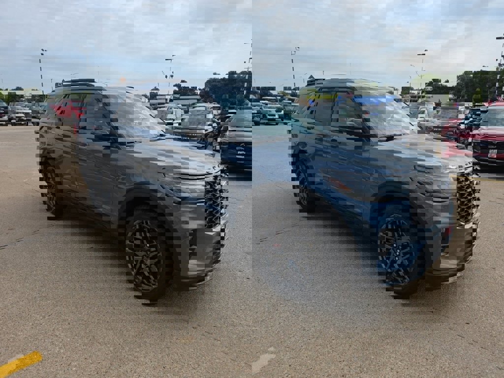 Used 2025 Ford Explorer ST image 3