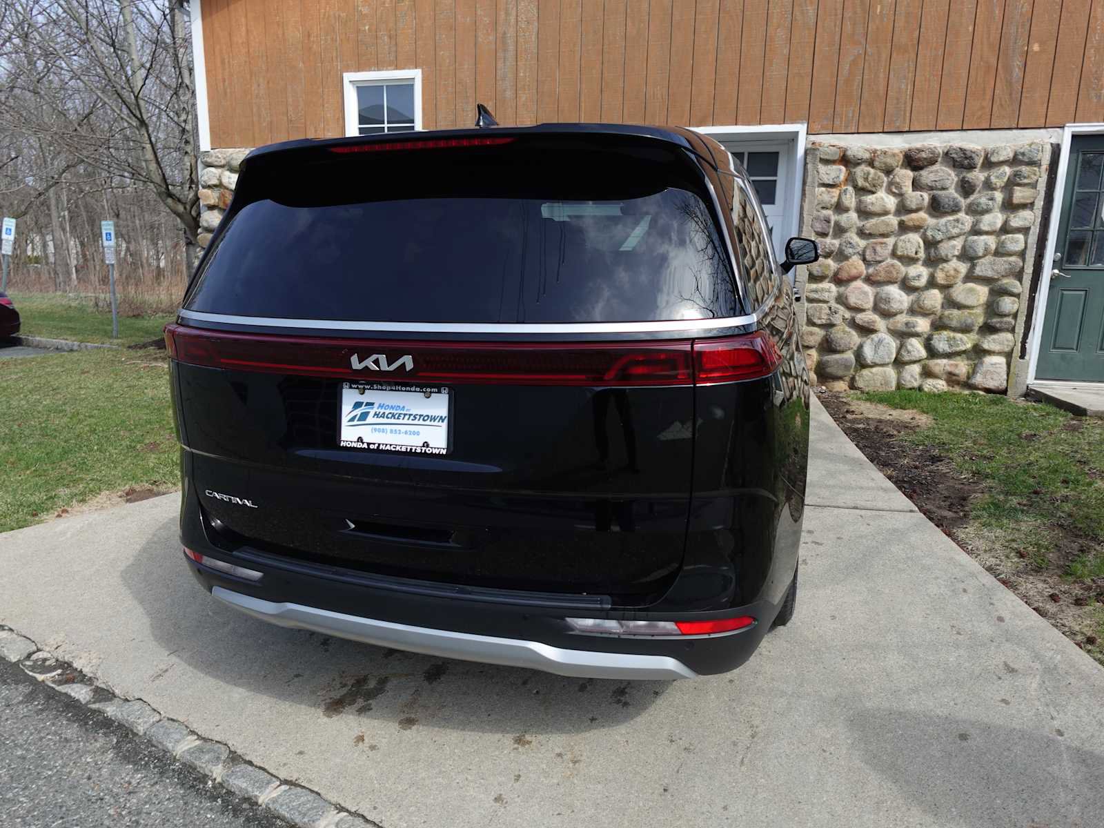 Used 2024 Kia Carnival EX image 7