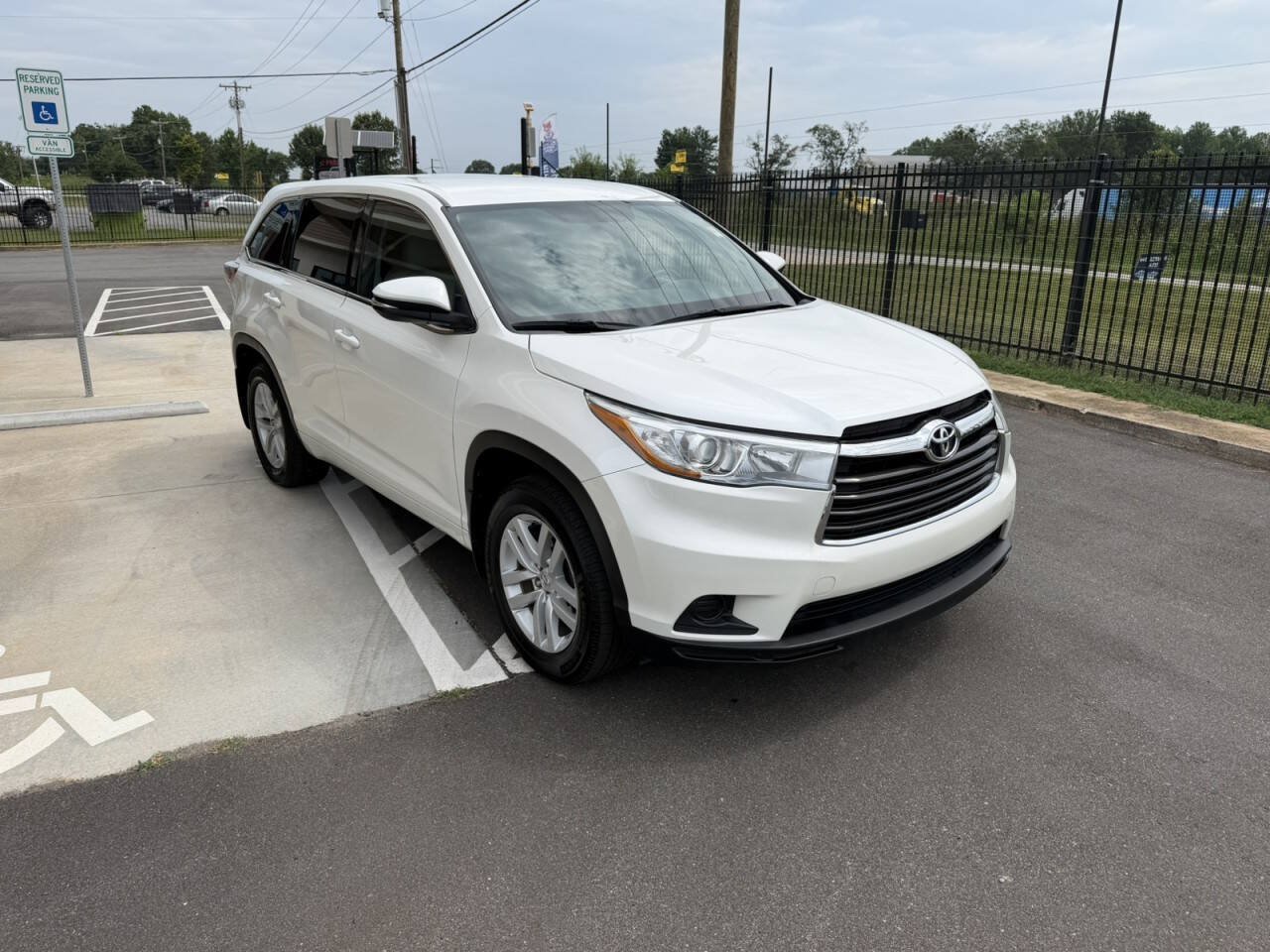 Used 2015 Toyota Highlander LE AWD/4WD image 10