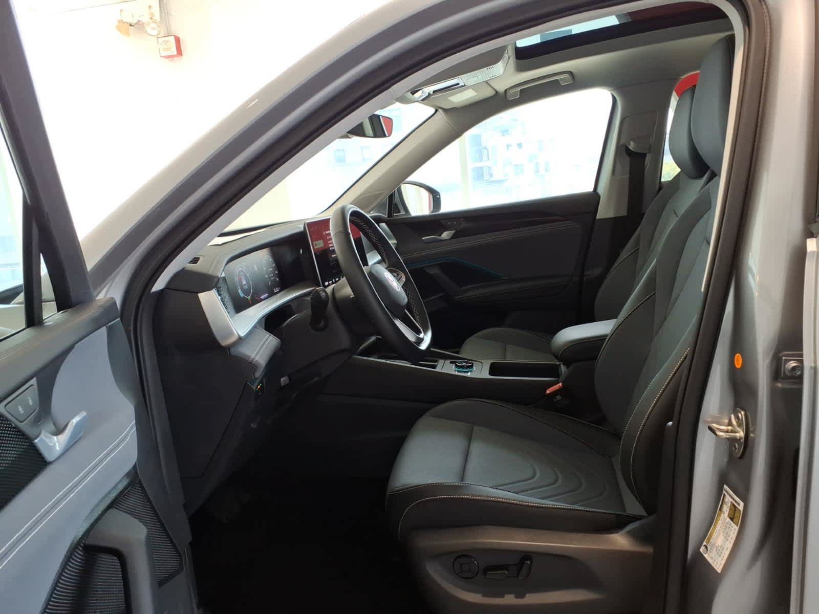 Used 2026 Volkswagen Tiguan SE w/ Panoramic Sunroof Package AWD/4WD image 16
