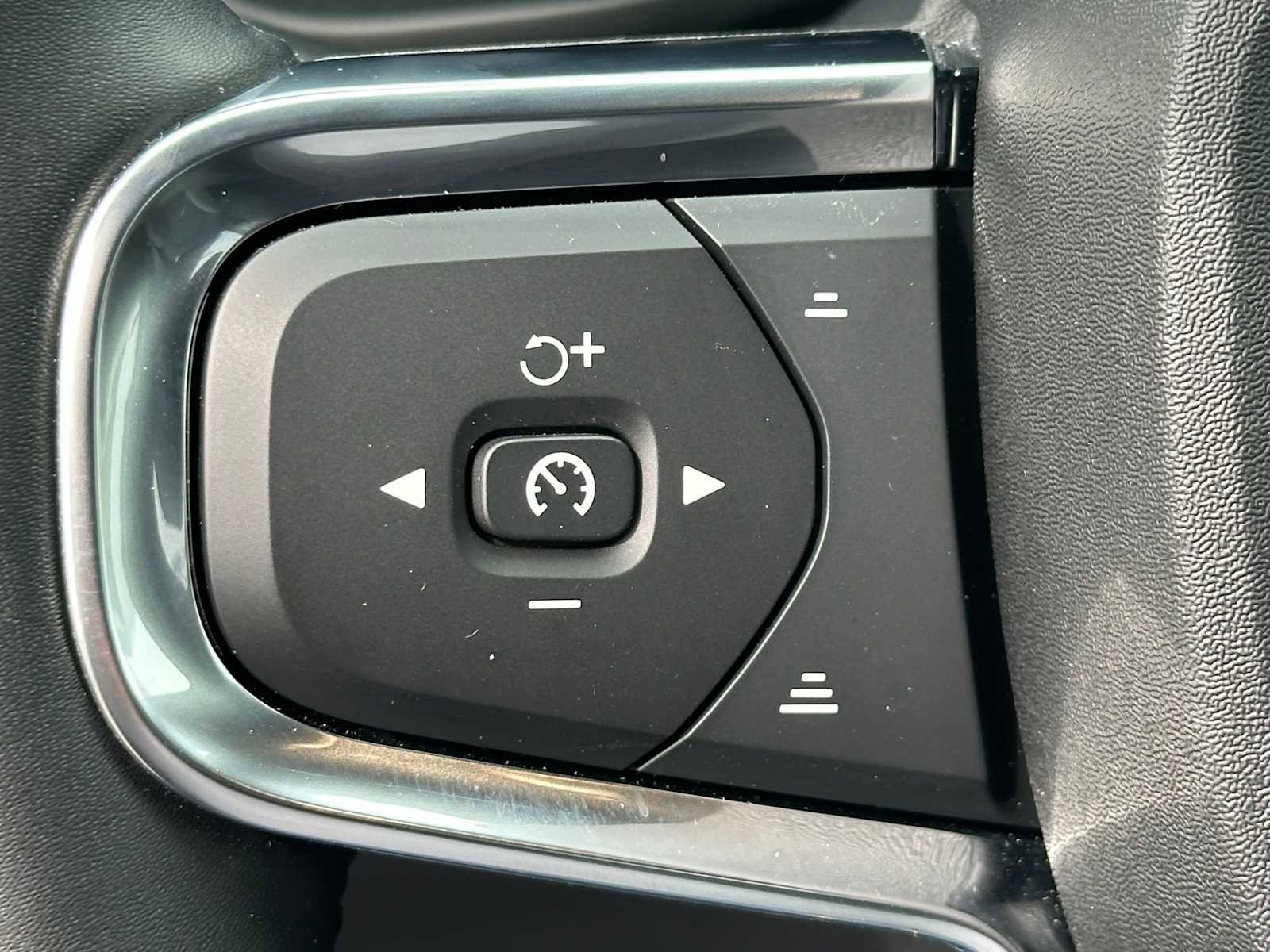 Used 2025 Volvo EX40 Core w/ Climate Package AWD/4WD image 30