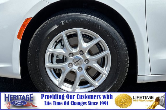 Used 2023 Chrysler Pacifica Touring-L image 27