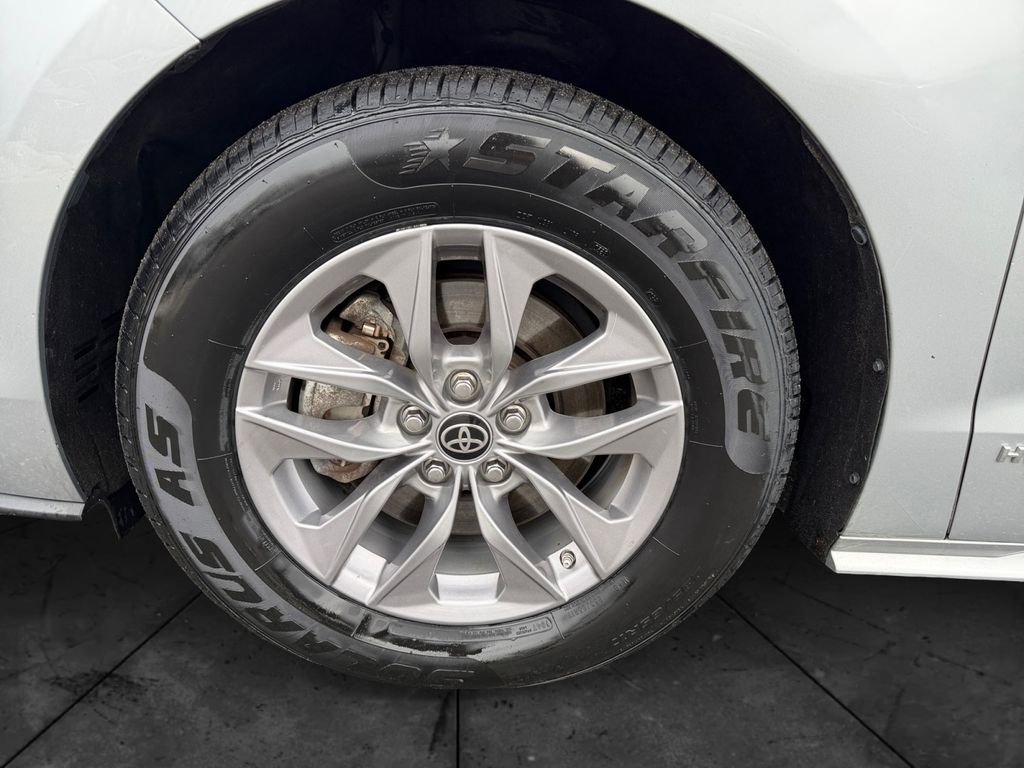 Used 2021 Toyota Sienna XLE image 14