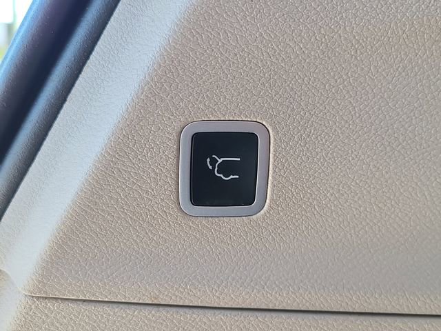 Used 2023 Chrysler Voyager LX FWD image 6