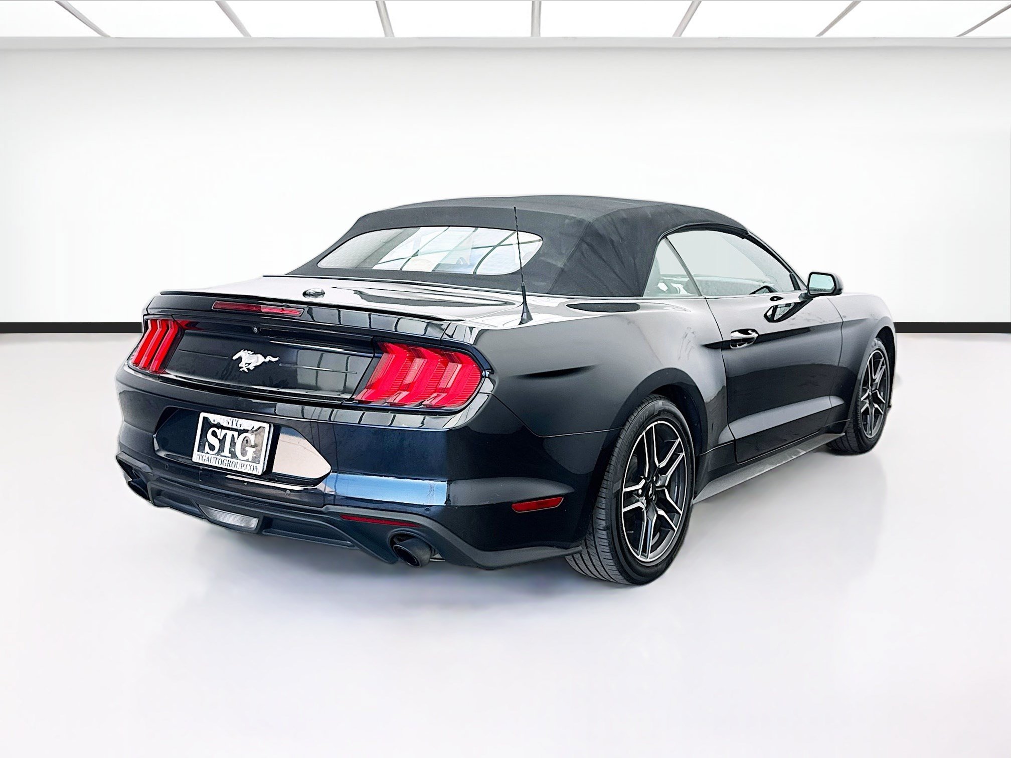 Used 2022 Ford Mustang Premium RWD image 4