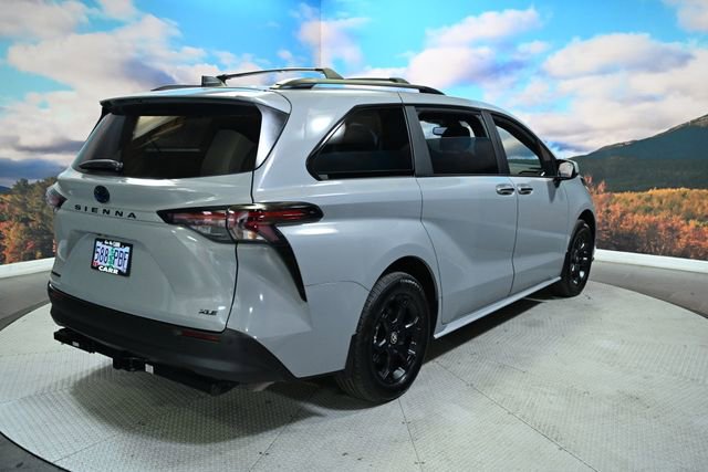 Used 2025 Toyota Sienna XLE Woodland Edition image 9