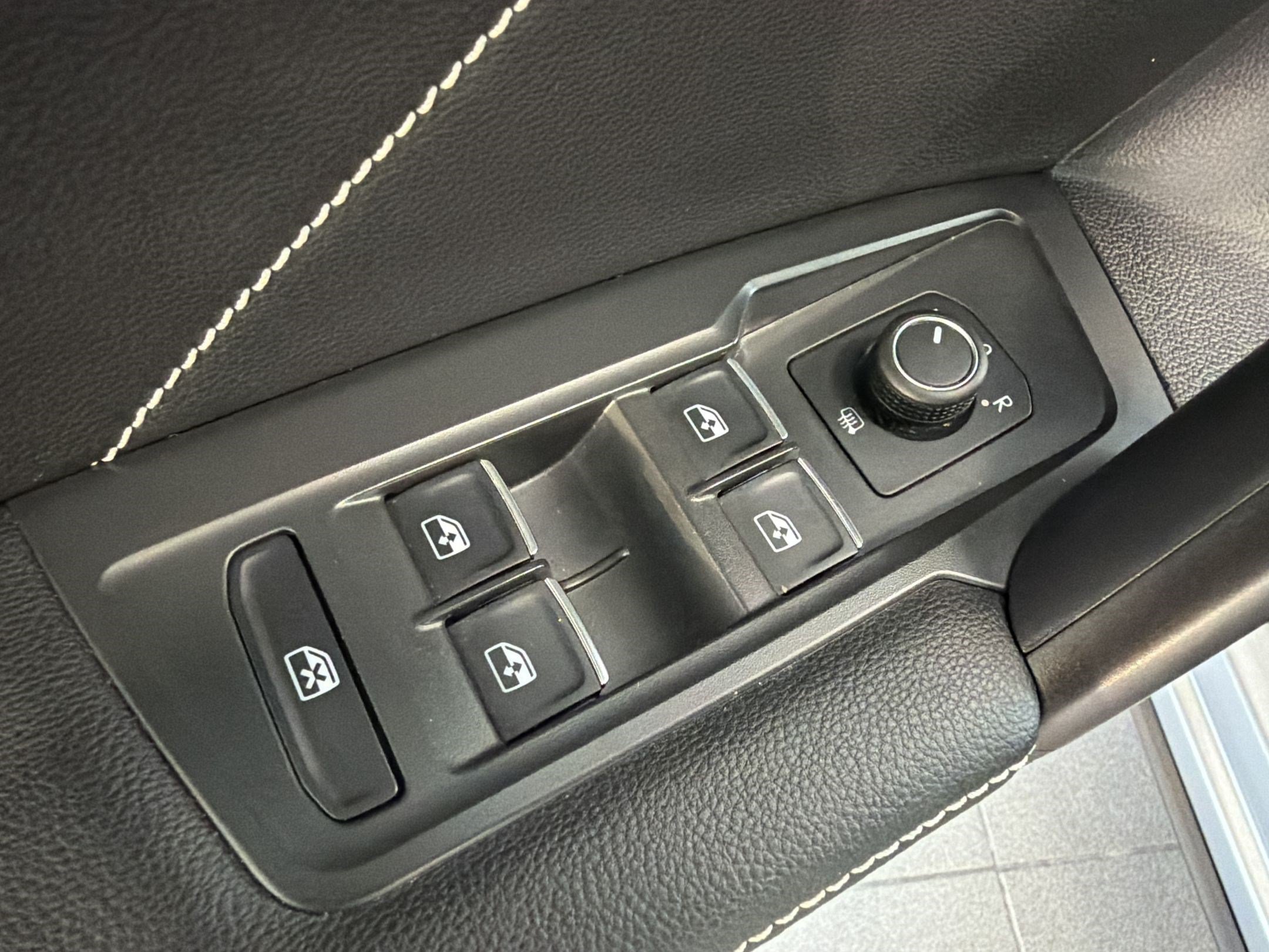 Certified 2024 Volkswagen Tiguan SE w/ Panoramic Sunroof Package AWD/4WD image 13