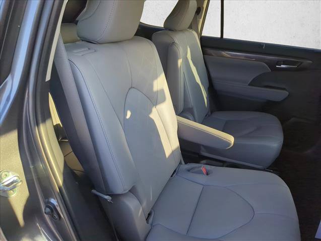 Used 2023 Toyota Highlander Platinum FWD image 26