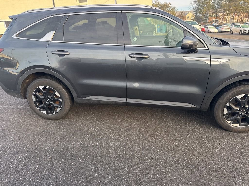 Used 2024 Kia Sorento S image 2