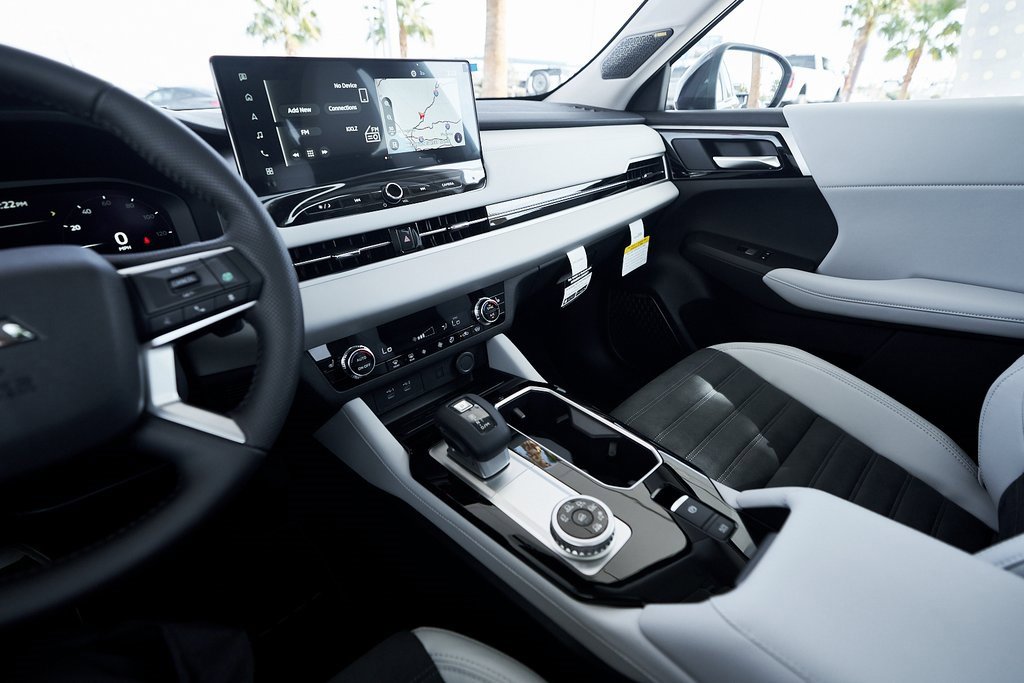 New 2025 Mitsubishi Outlander SE image 41