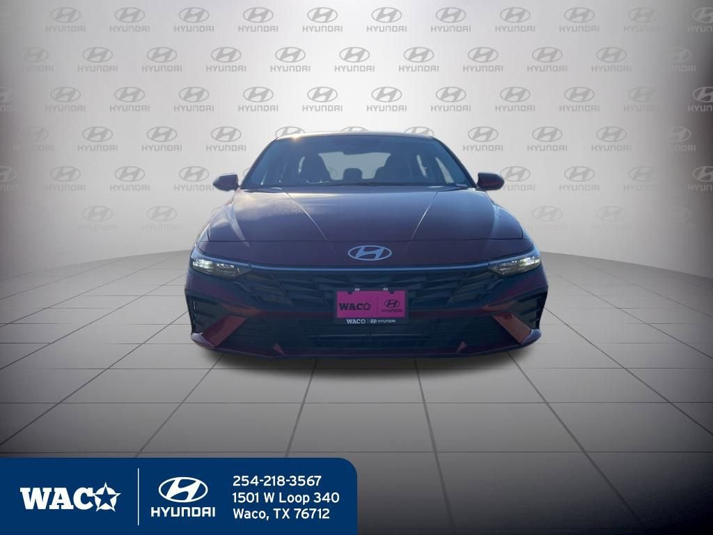 Used 2025 Hyundai Elantra SE image 2