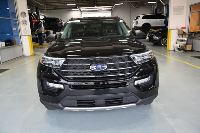 Used 2022 Ford Explorer XLT w/ Equipment Group 202A AWD/4WD image 2