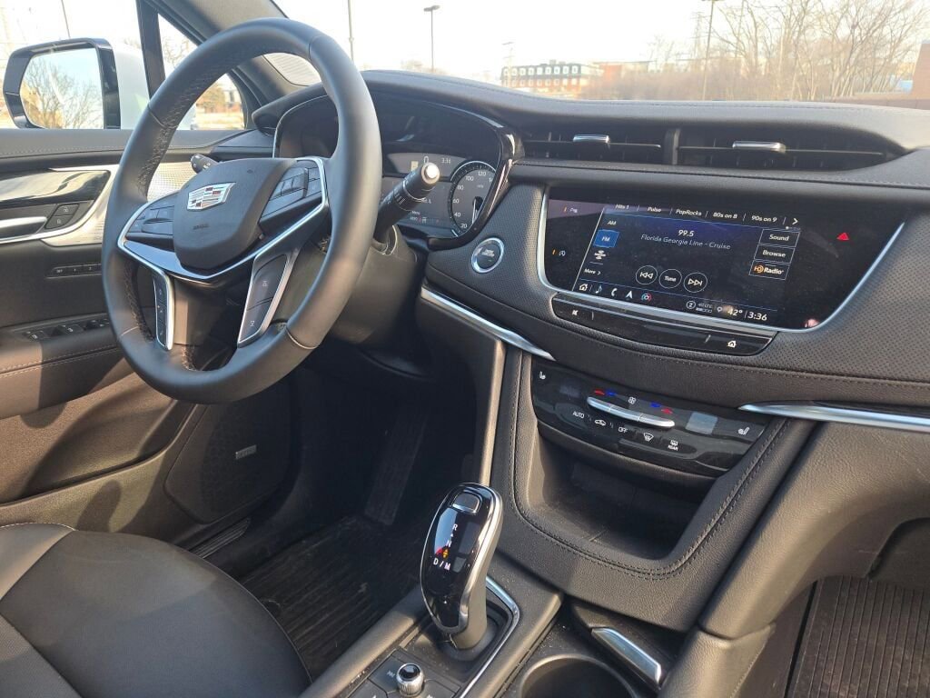 New 2025 Cadillac XT5 Premium Luxury w/ LPO, Blue Accent Package image 6