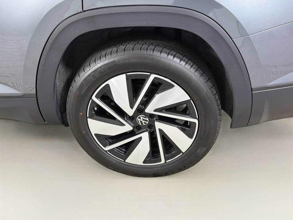 Used 2025 Volkswagen Atlas SE AWD/4WD image 32