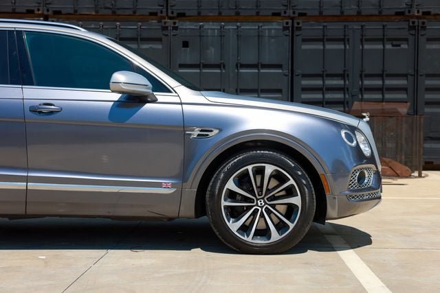 Used 2018 Bentley Bentayga AWD/4WD image 32