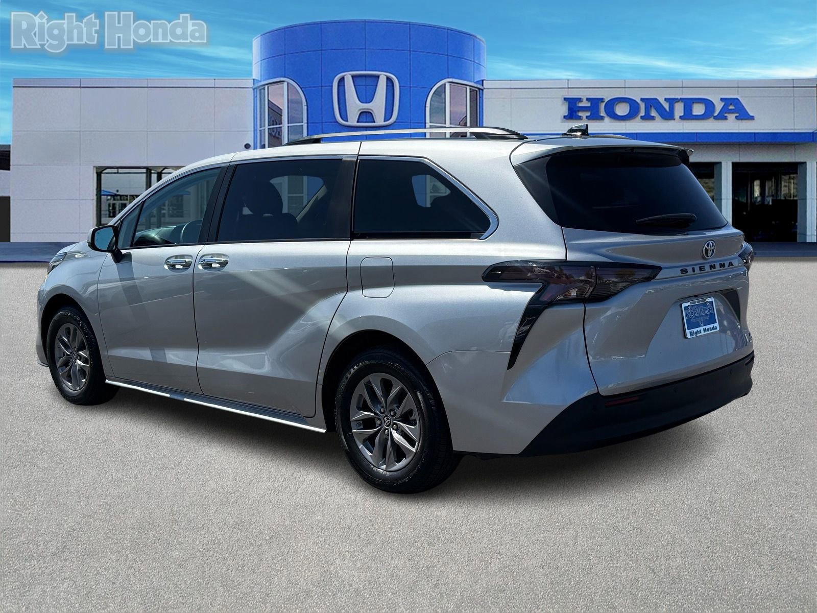 Used 2024 Toyota Sienna XLE FWD image 4