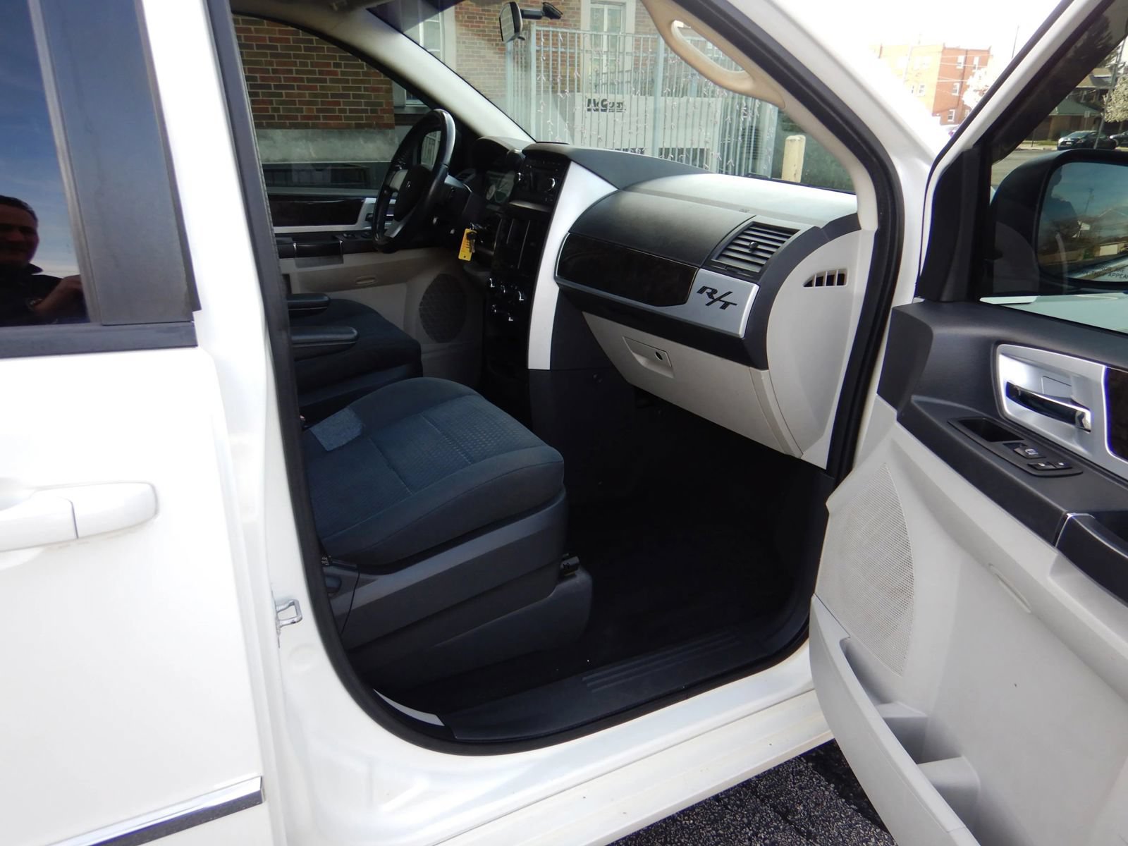Used 2010 Dodge Grand Caravan SXT FWD image 16