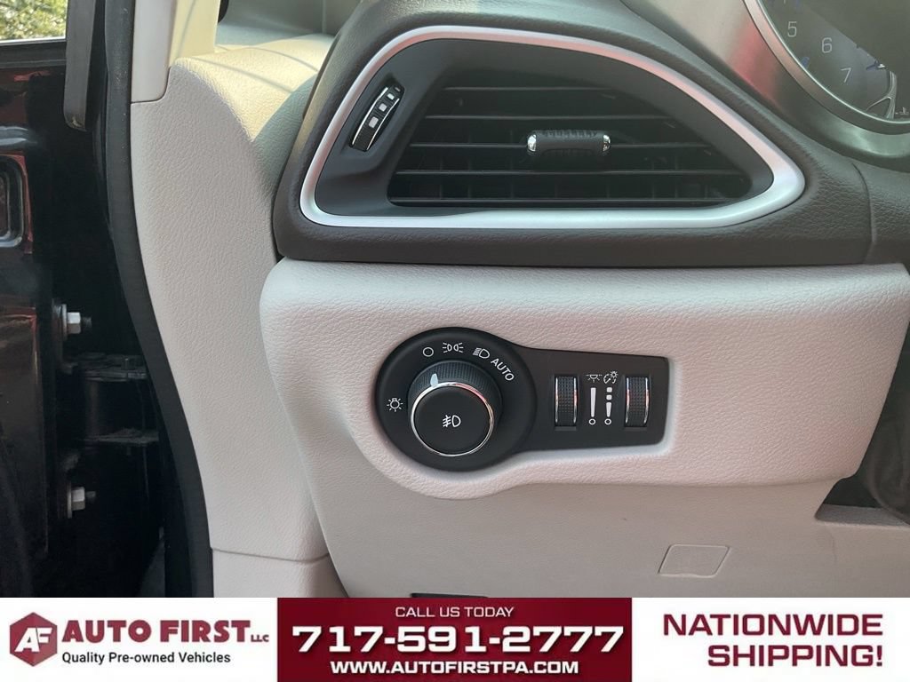 Used 2018 Chrysler Pacifica Touring-L w/ Advanced Safetytec Group FWD image 27