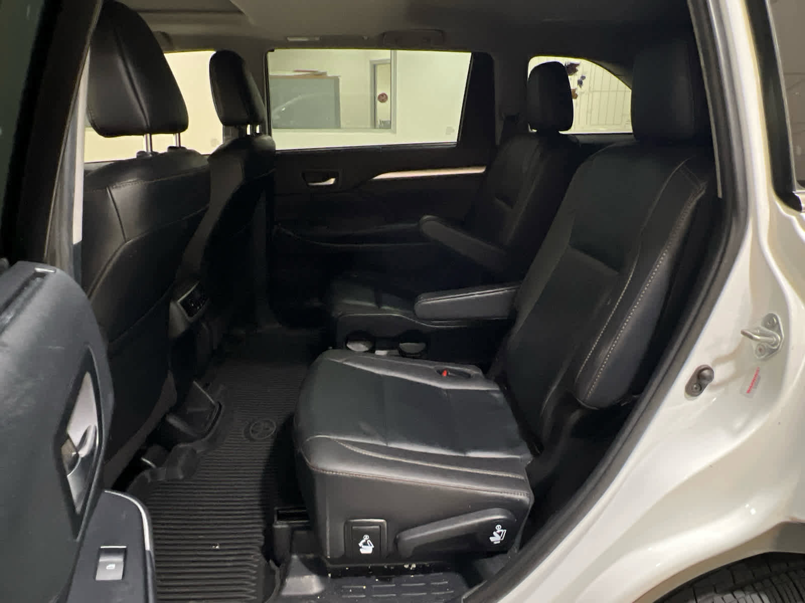 Used 2019 Toyota Highlander XLE w/ Carpet Mat Package (TMS) image 11