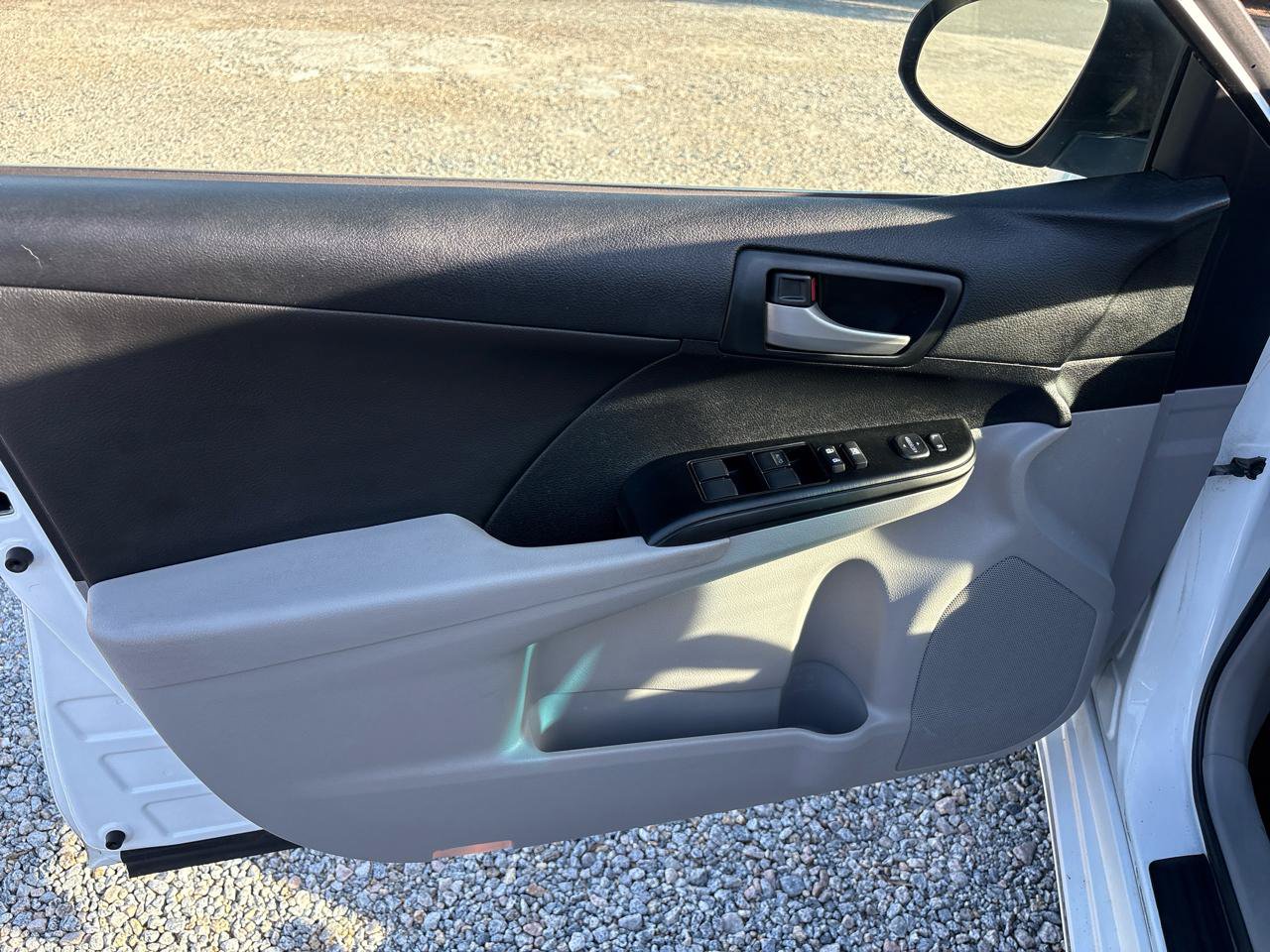 Used 2014 Toyota Camry LE w/ Moonroof Package FWD image 21