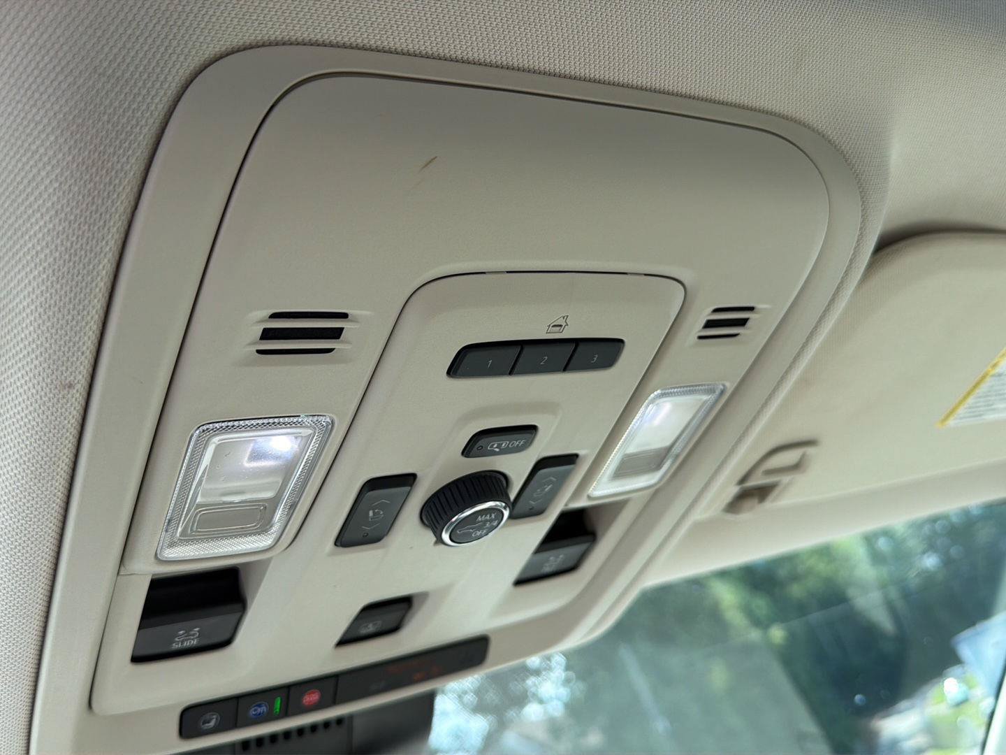 Used 2024 GMC Yukon XL Denali RWD image 32