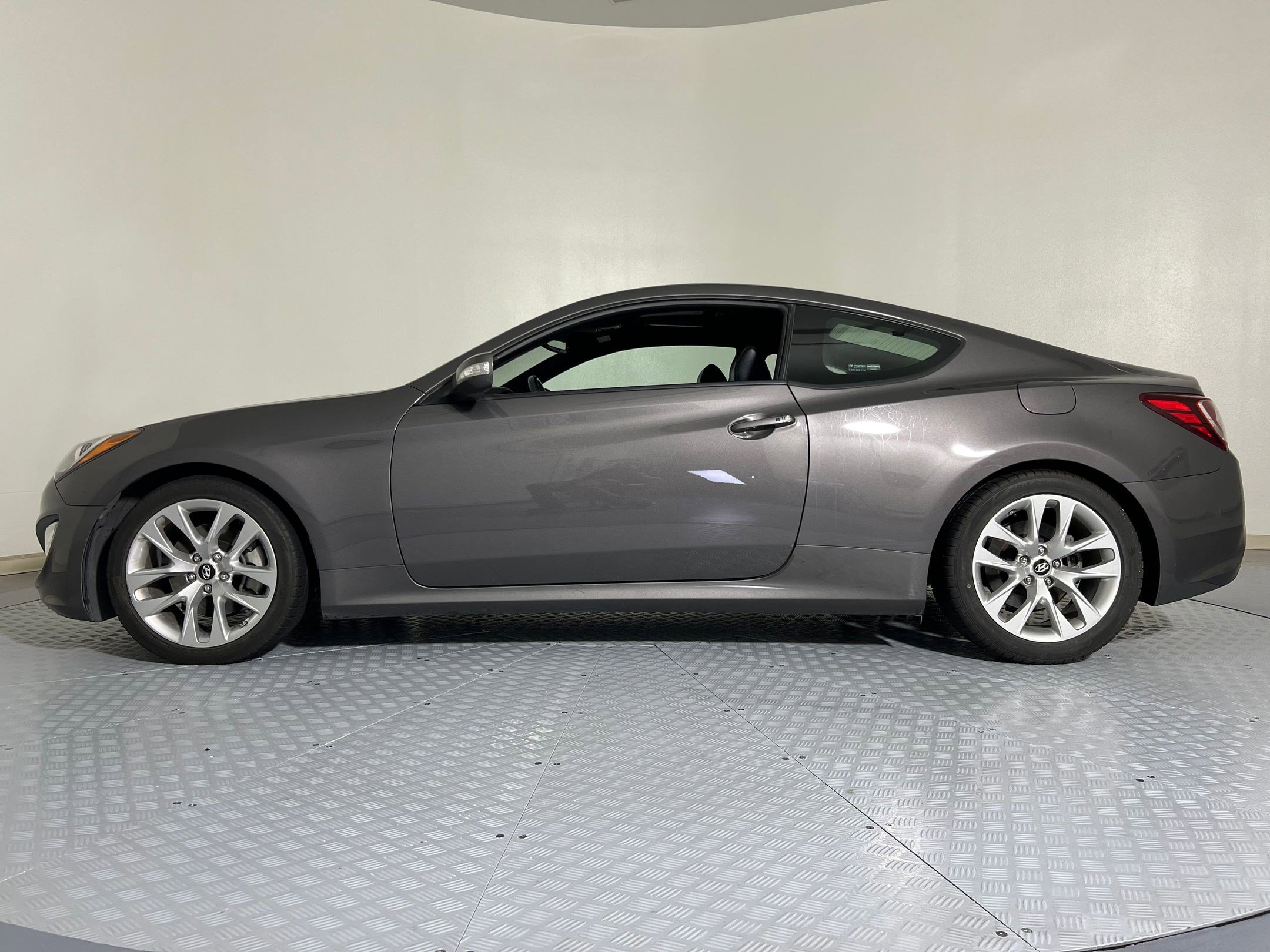 Used 2013 Hyundai Genesis 3.8 image 2