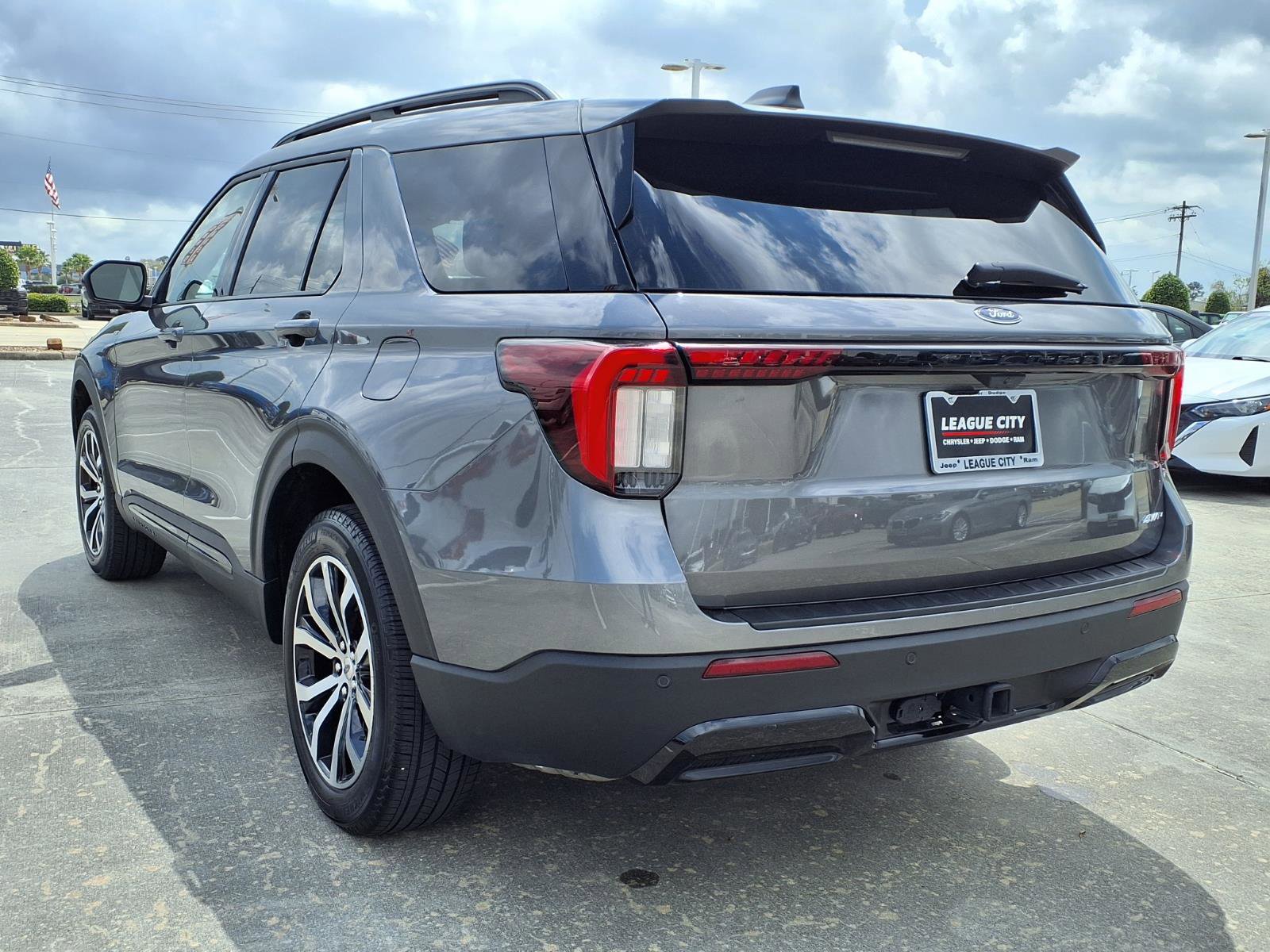 Used 2025 Ford Explorer ST-Line AWD/4WD image 2