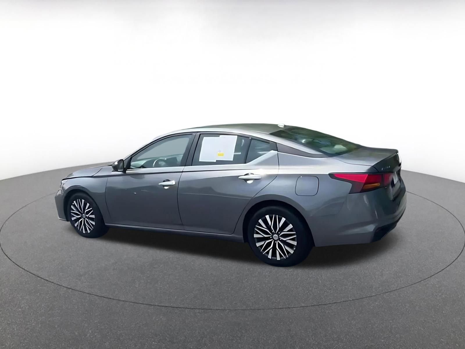 Used 2025 Nissan Altima 2.5 SV image 10