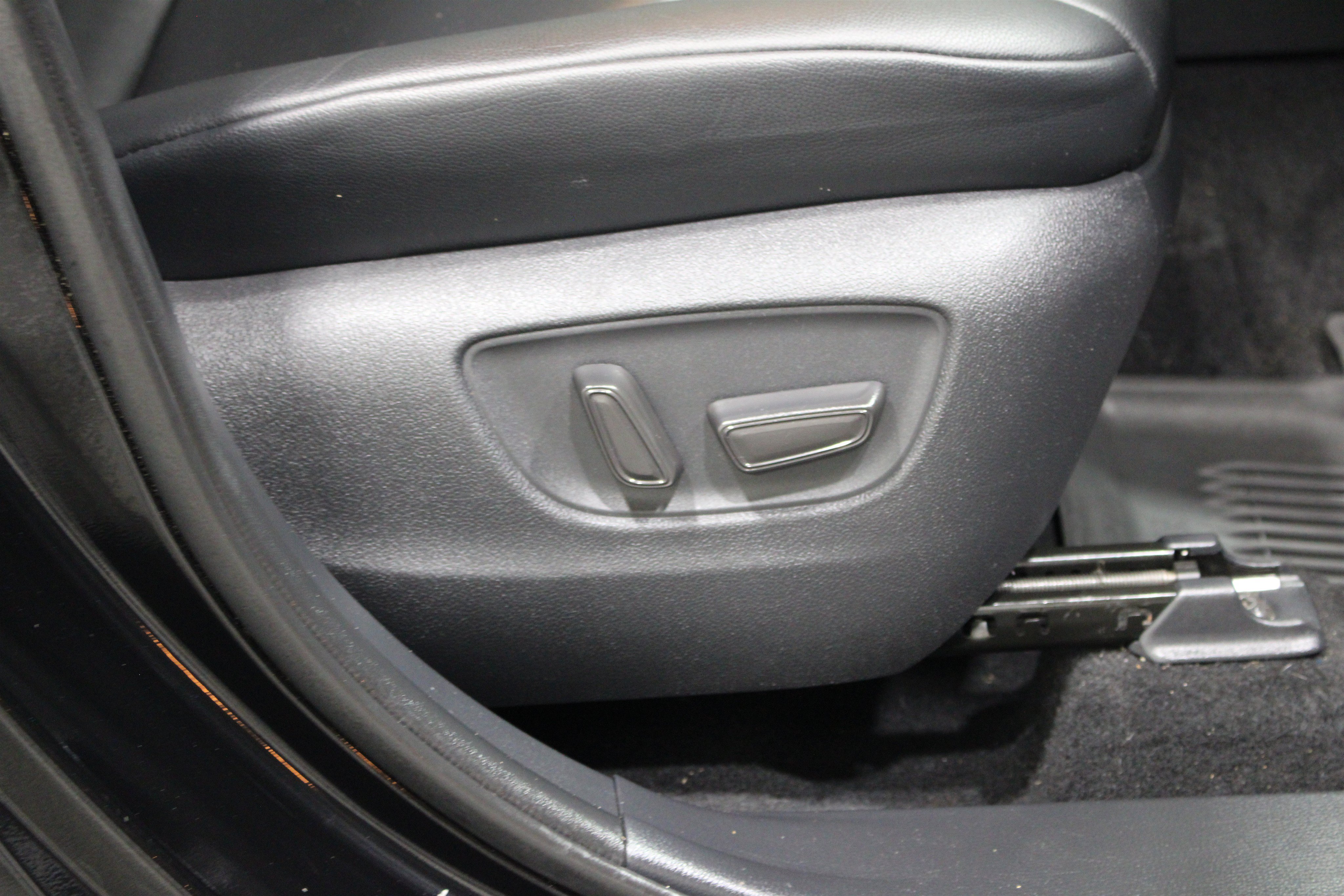 Used 2020 Toyota Highlander XLE AWD/4WD image 26