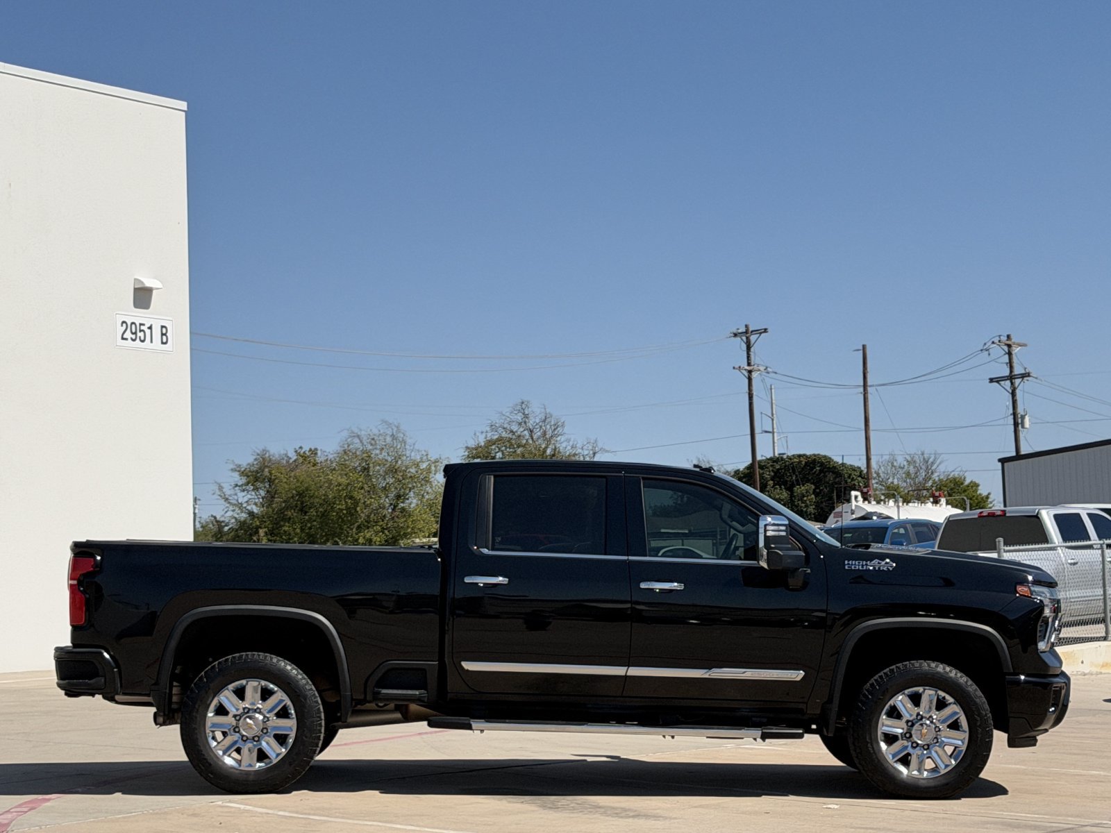 Used 2024 Chevrolet Silverado 2500 High Country w/ High Country Premium Package AWD/4WD image 3
