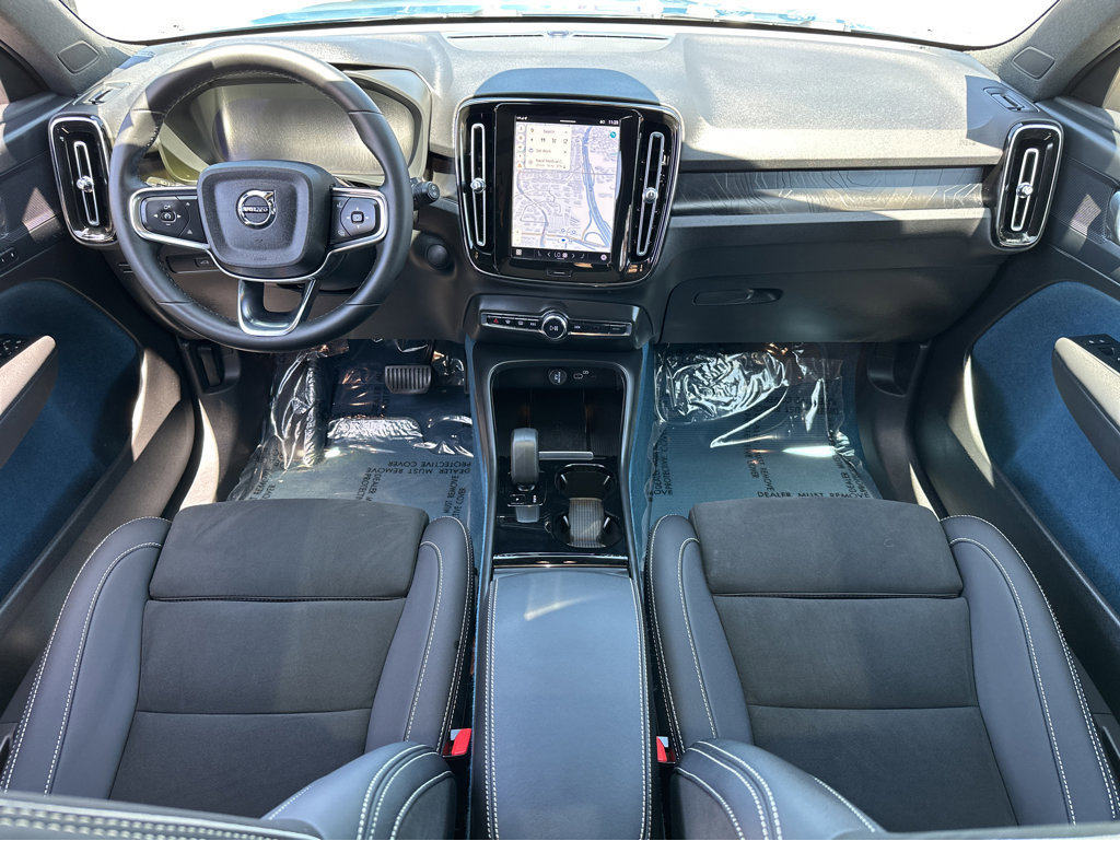 Used 2023 Volvo XC40 Recharge Plus image 4