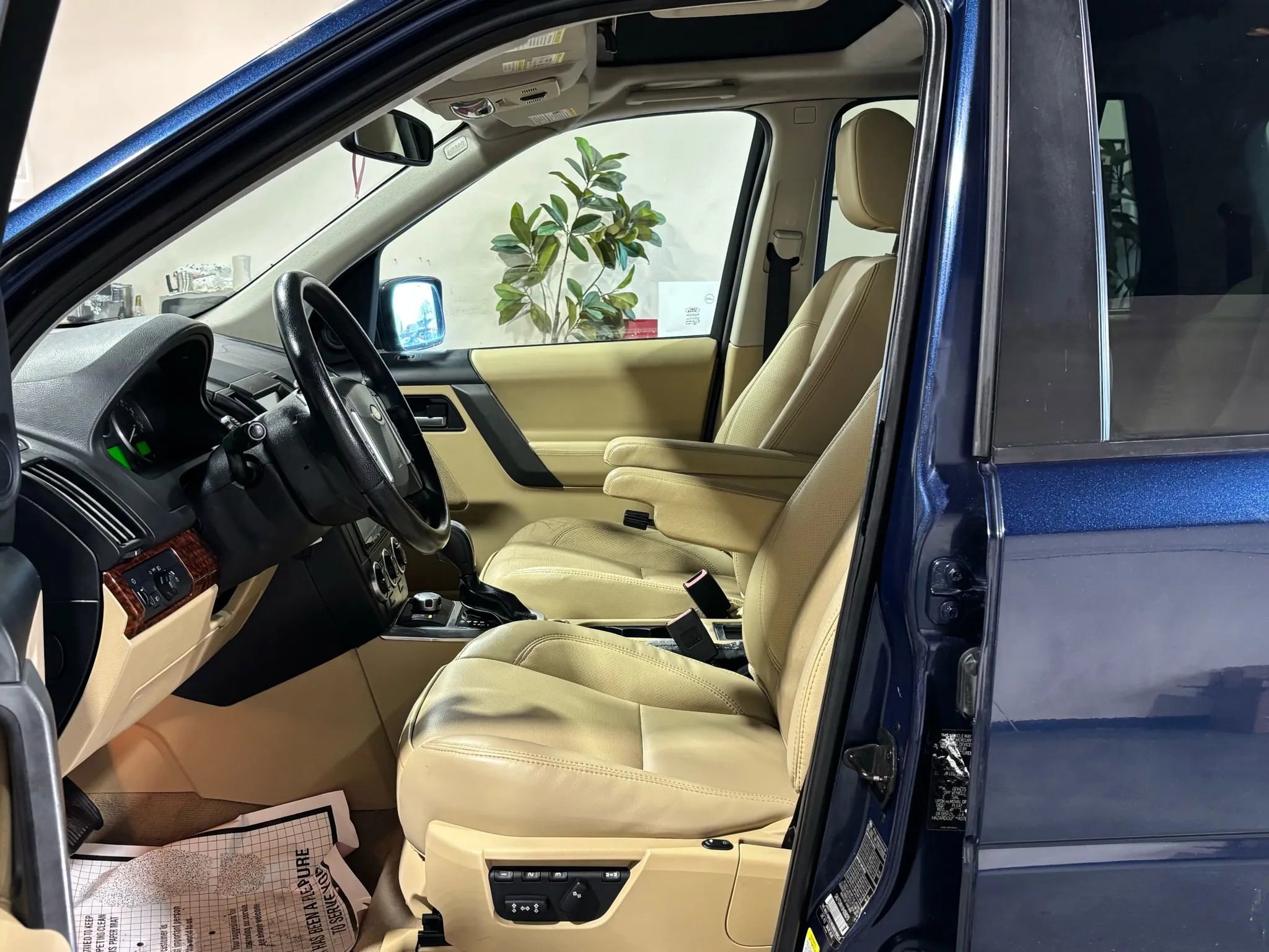 Used 2008 Land Rover LR2 HSE image 10