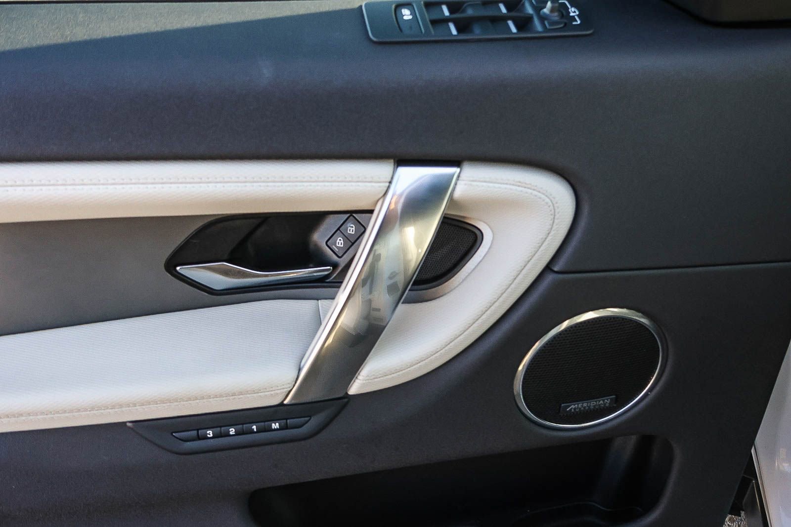 Used 2024 Land Rover Discovery Sport Dynamic SE image 25