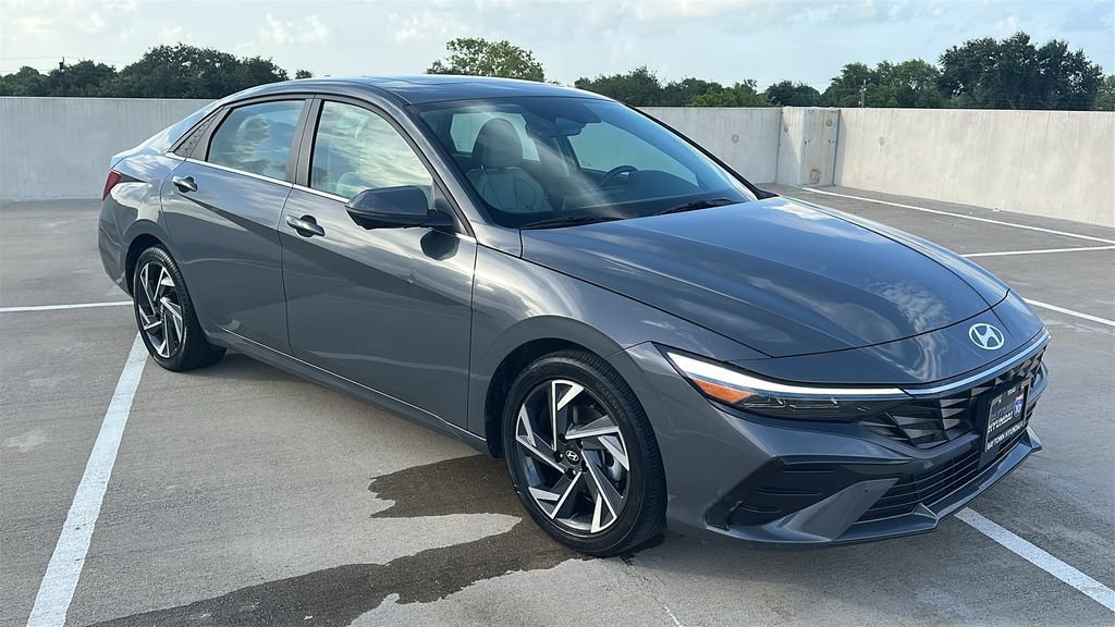 Used 2024 Hyundai Elantra Limited FWD image 16