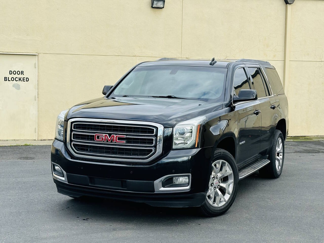 Used 2017 GMC Yukon SLE w/ SLE Value Package AWD/4WD image 3