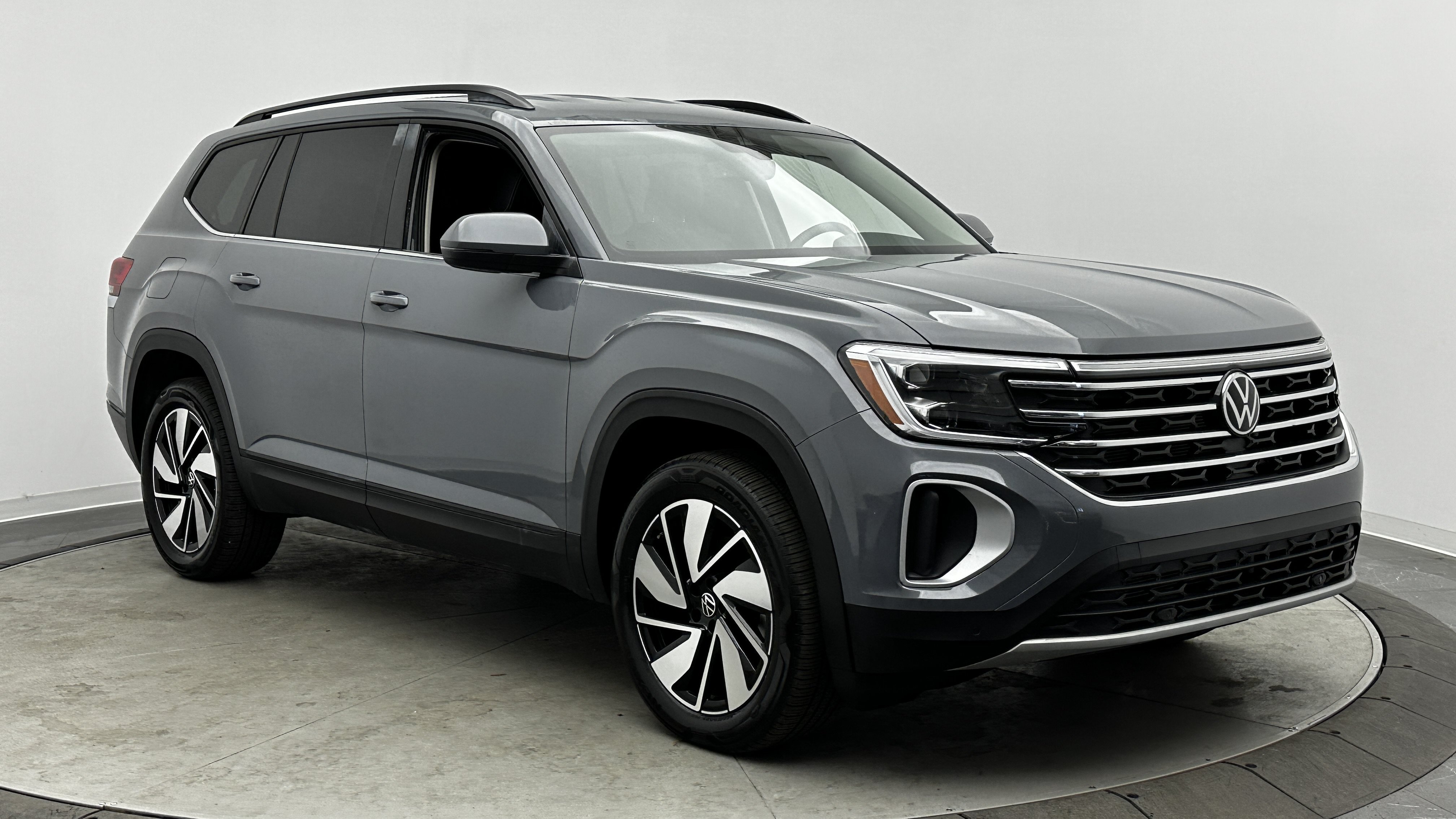 Used 2026 Volkswagen Atlas SE AWD/4WD image 3