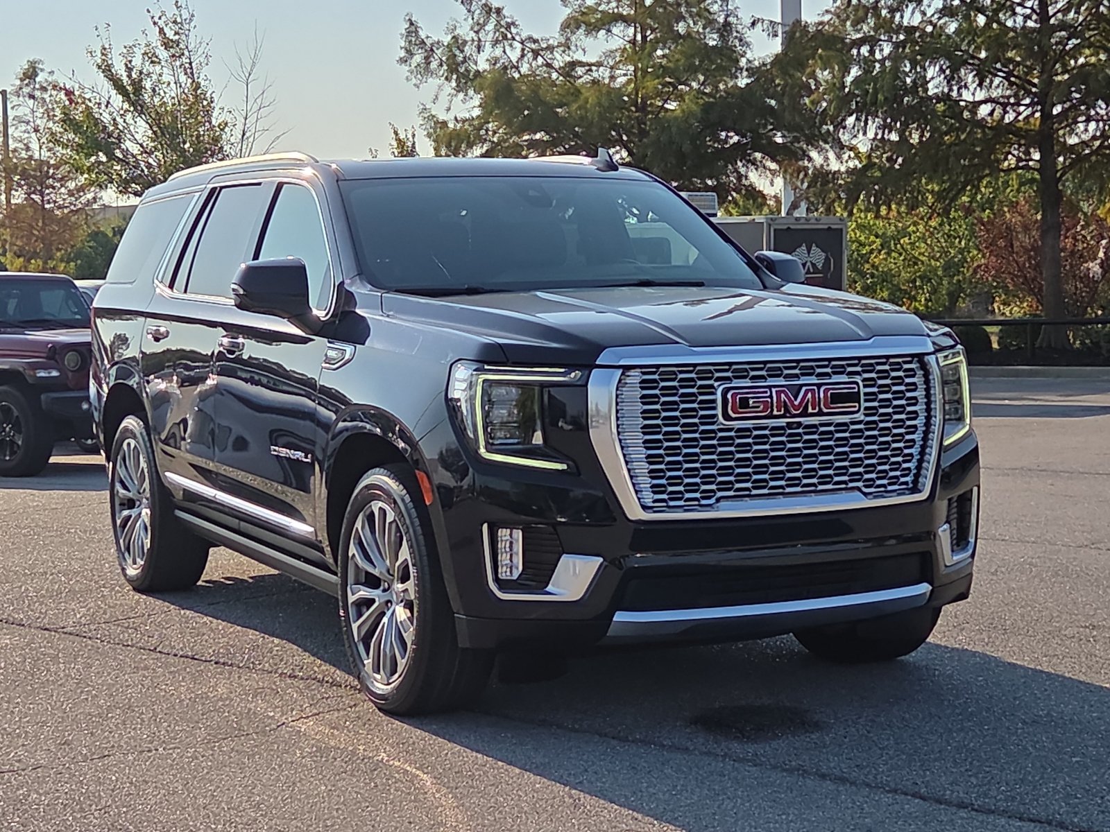 Used 2022 GMC Yukon Denali w/ Denali Premium Package AWD/4WD image 1
