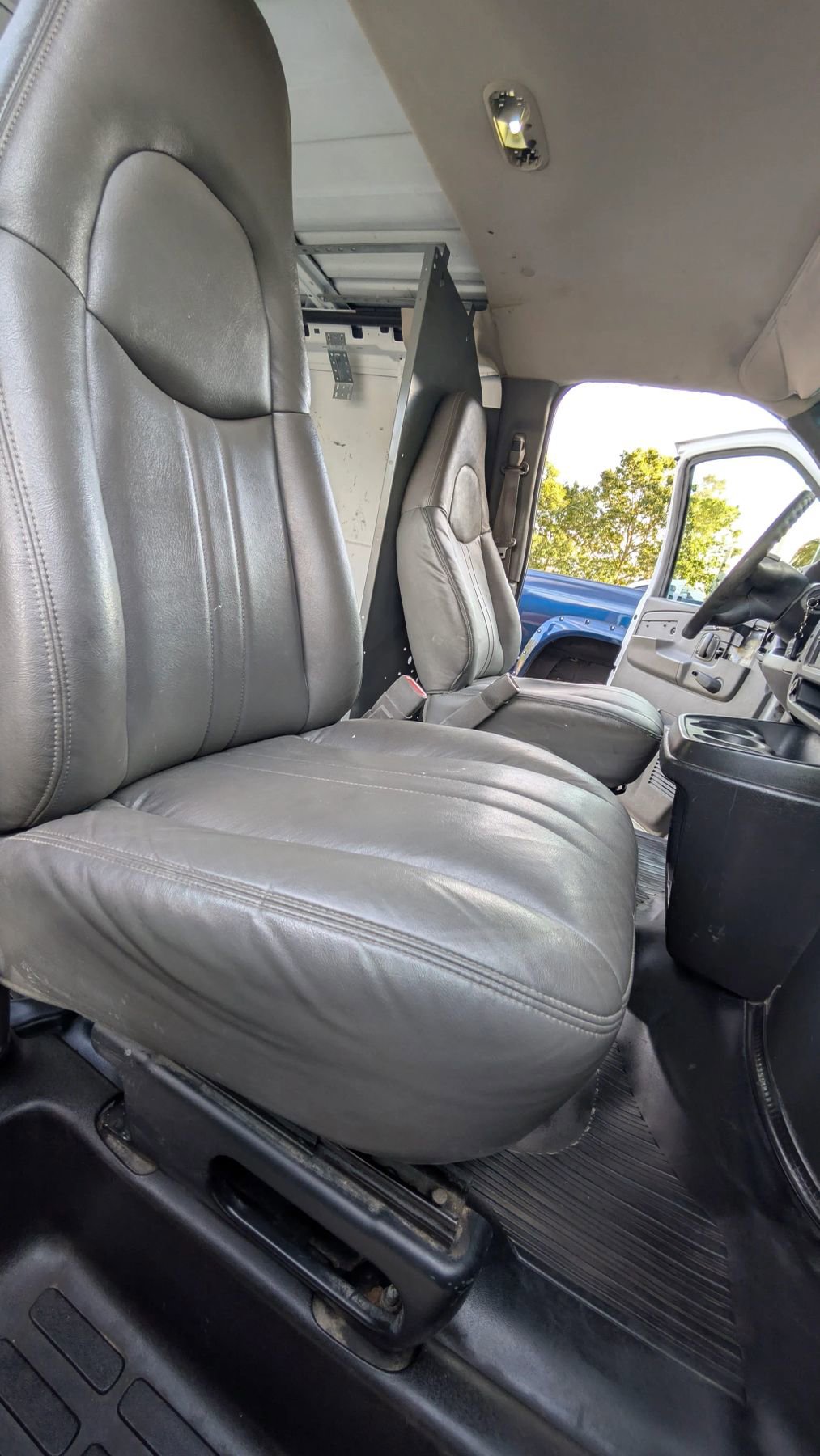 Used 2005 Chevrolet Express 3500 image 10