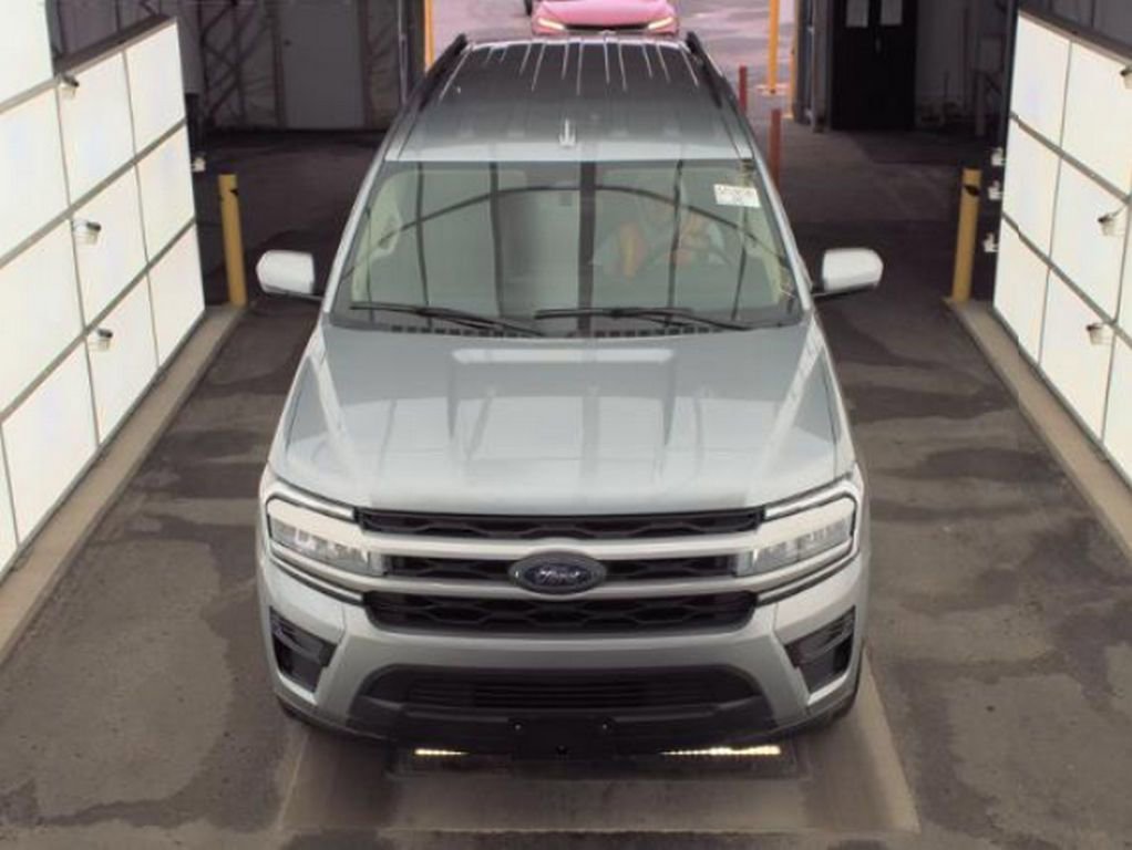 Used 2024 Ford Expedition Max XLT image 3